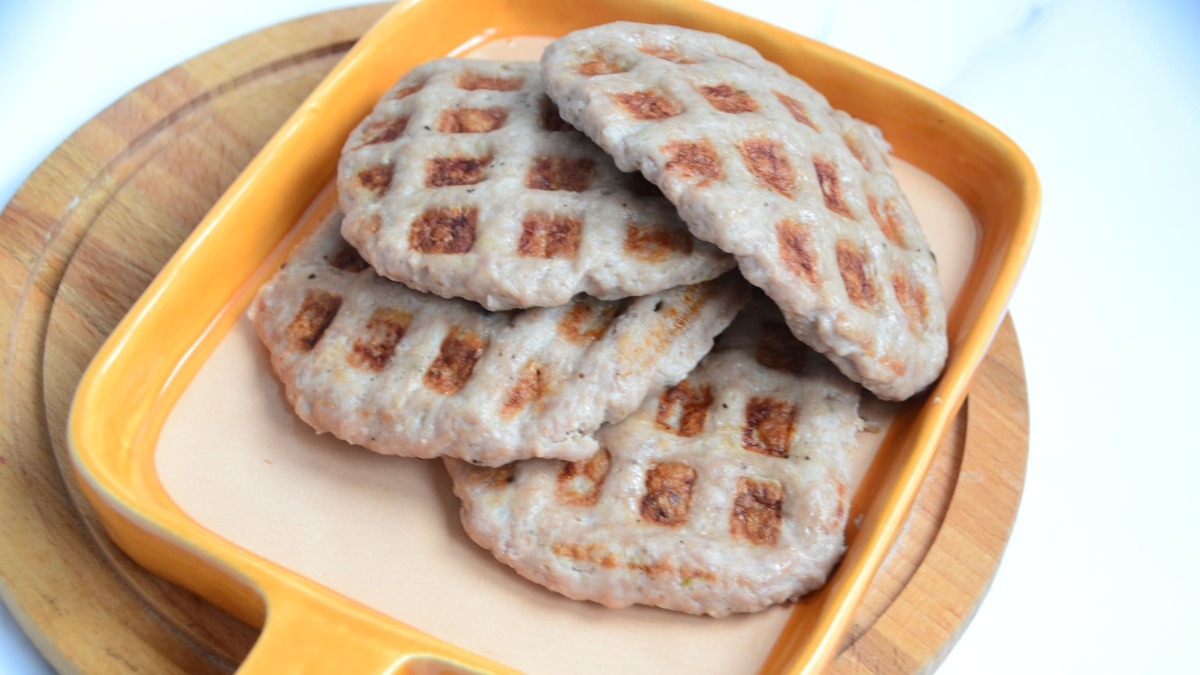Буквально за 15 минут готовы вкусные куриные бифштексы с аппетитными зажаристыми "клеточками-квадратиками".