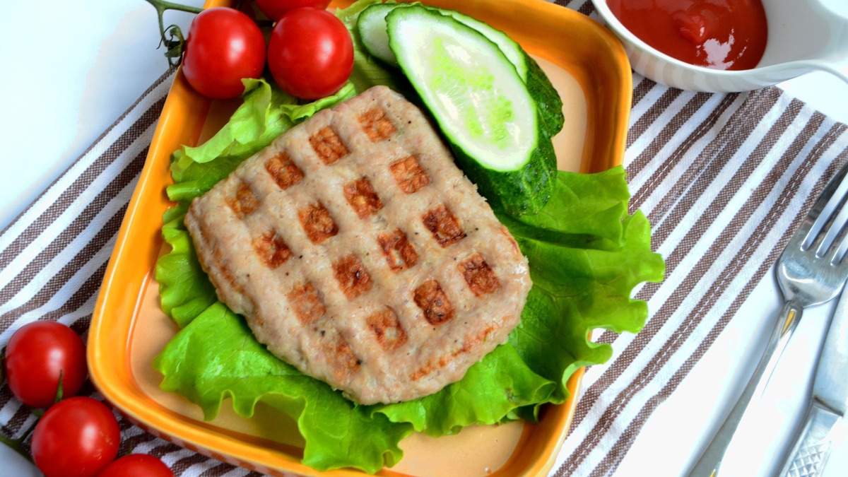 Подавайте "мясные вафли" или куриные бифштексы как вам больше нравится - с салатом, с овощами, с привычным гарниром. Кстати, бифштекс, приготовленный подобным образом абсолютно иной по вкусу, чем если бы он был пожарен на сковороде. У него абсолютно иная текстура. Такие мясные "вафли" можно приготовить для пикника, для перекуса на работу, для бургеров. Абсолютно универсальное блюдо, к тому же оно намного полезнее, чем если бы его жарили на сковороде, в нем нет лишних жиров.