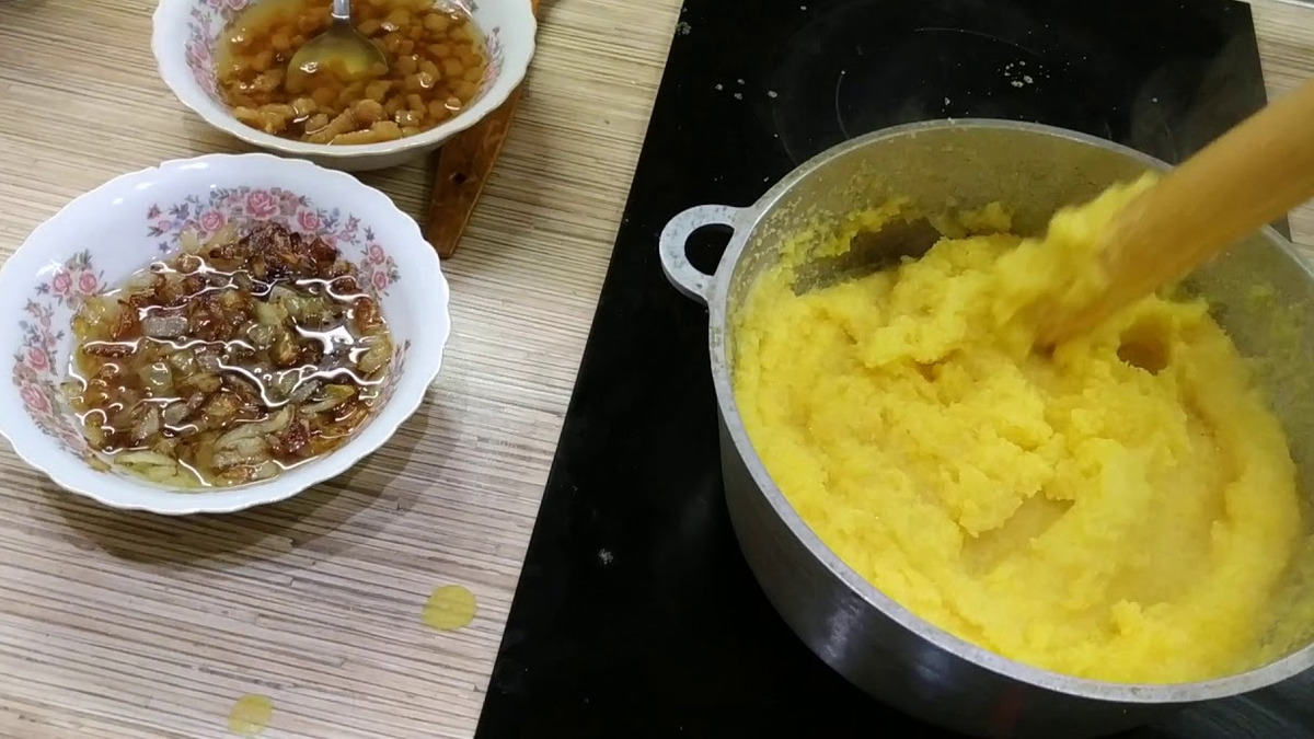 Довести воду с солью до кипения. Постепенно всыпать кукурузную крупу, постоянно помешивая.Варить на слабом огне 25&ndash;30 минут до густой консистенции. Добавить сливочное масло и перемешать. Дать настояться 5 минут перед подачей.