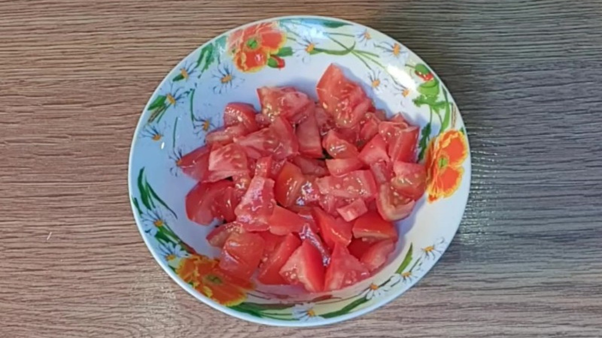 Помидоры (2 шт, небольшие), нарезаем маленькими дольками.