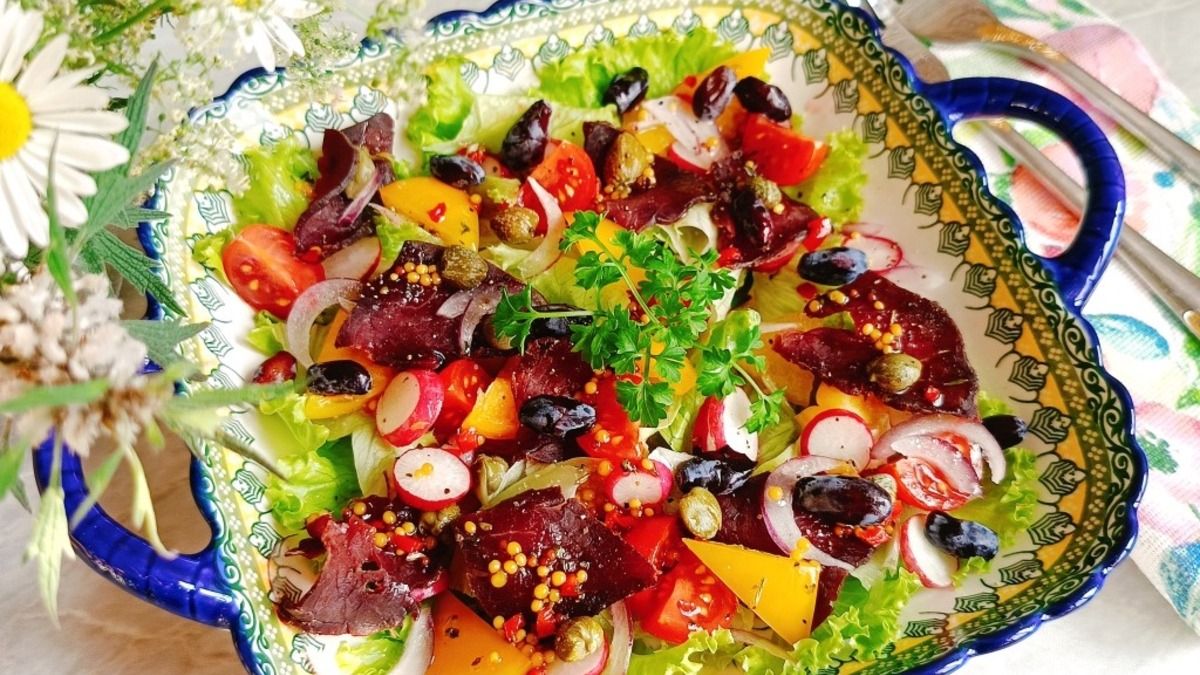 При подаче посыпать салат ягодами жимолости. Они имеют кисло-сладкий вкус с приятной горчинкой и великолепно дополнят салат.