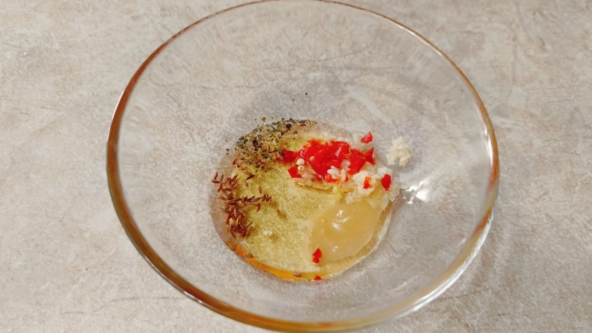 Приготовить маринад для капустного стейка. Смешать масло, мед, острый перец, чеснок, сок лимона и специи. Острый перец и специи можно подобрать по своему вкусу.