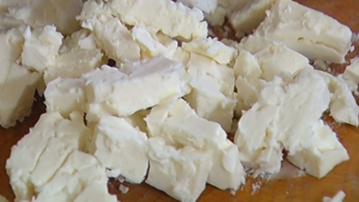 Брынзу нарезать кубиками.