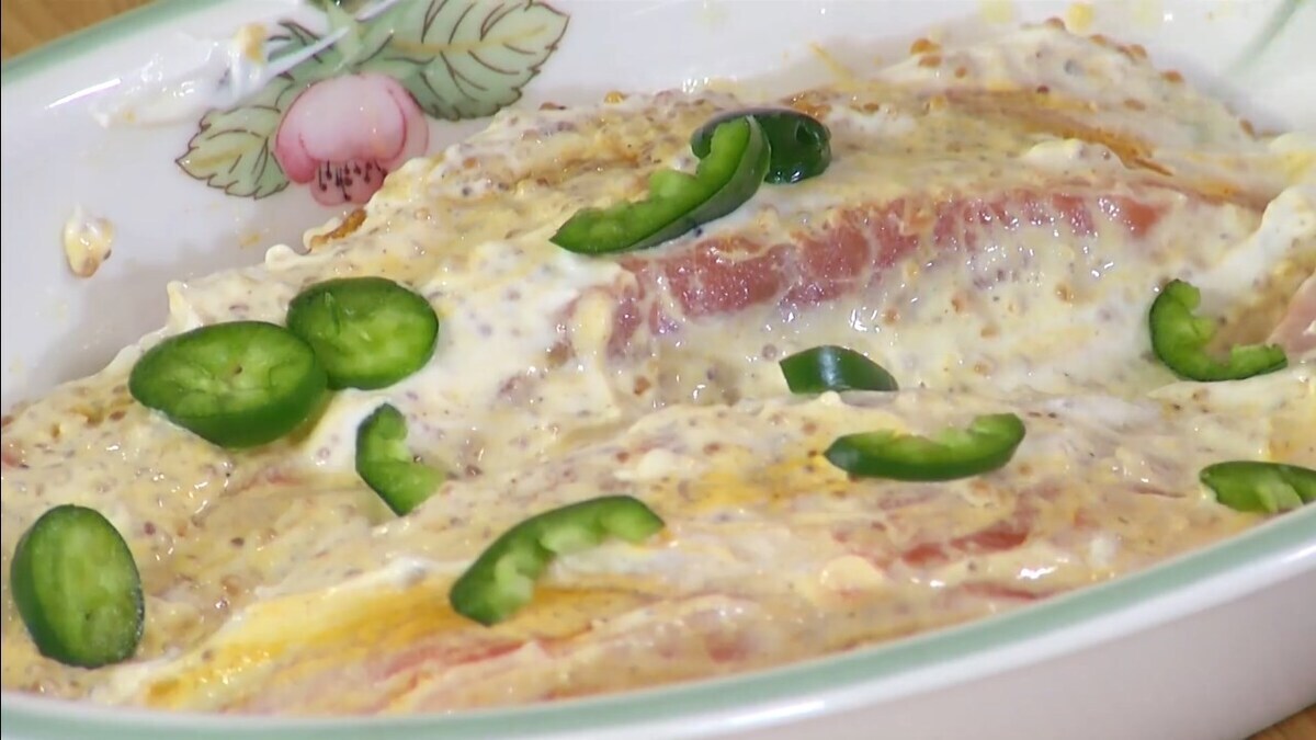 Перец чили нарезать тонкими кольцами и выложить на рыбу.