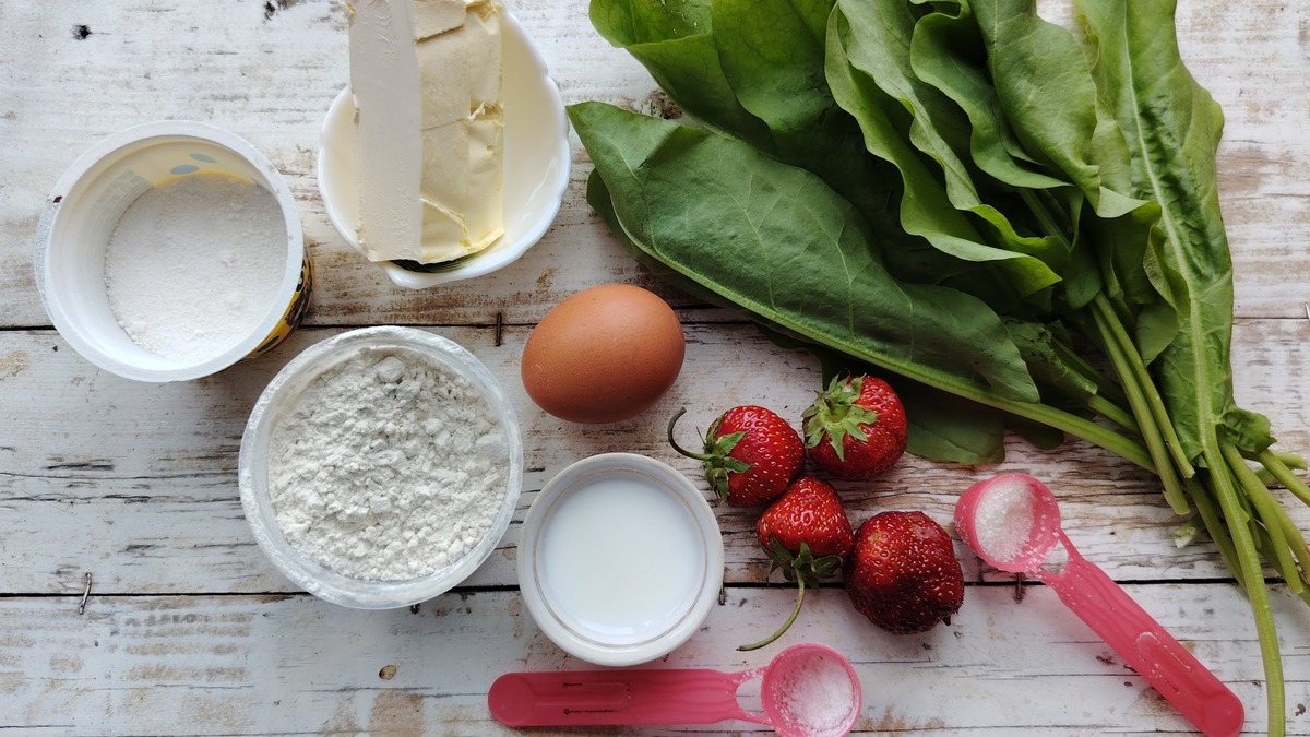 Подготовить необходимые продукты по списку. Пирог получится еще полезнее и вкуснее, если ягоды и зелень будут собраны со своего участка.