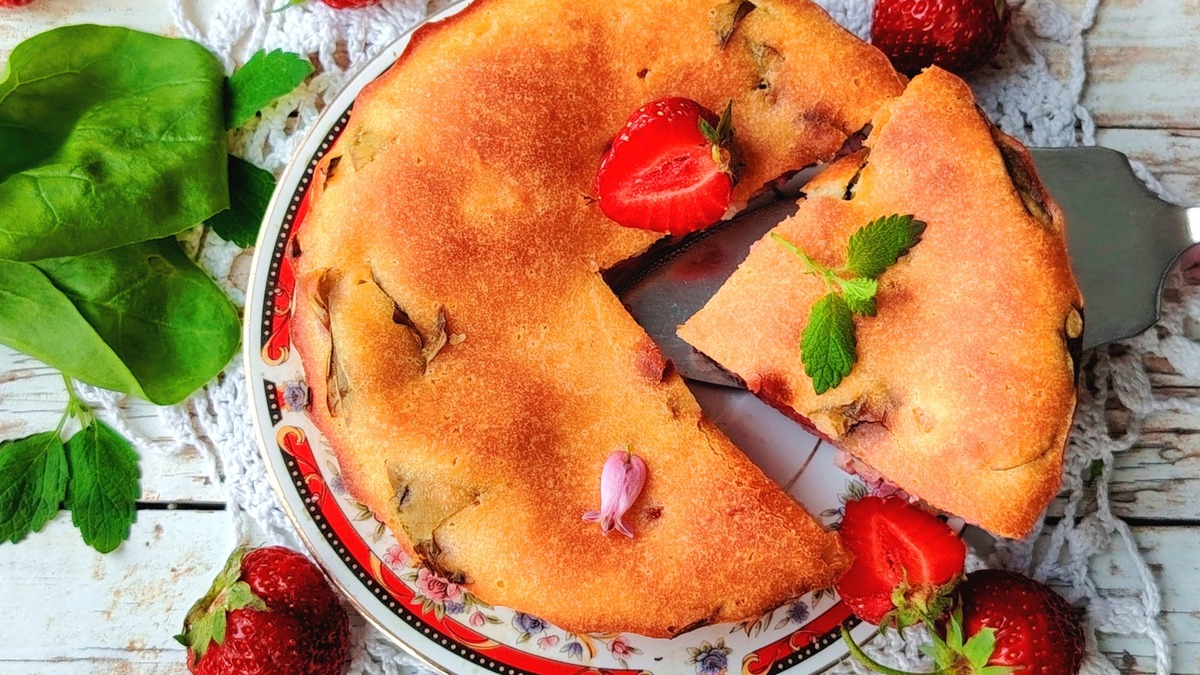 Нарезать пирог на порционные кусочки, делать это лучше, когда пирог немного остынет, иначе горячей начинкой можно обжечься.
