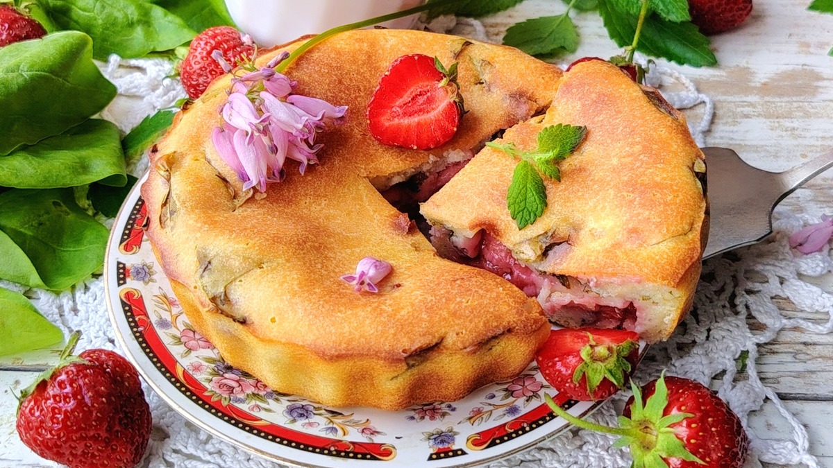Такая выпечка вкусна как в теплом, так и в холодном виде. Подать пирог можно с чаем, кофе, какао или молоком. Приятного аппетита!