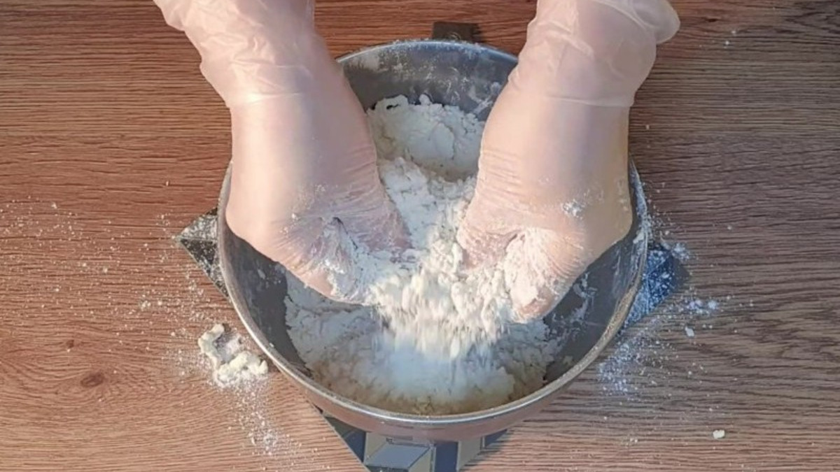 …. и руками быстро перетираем до мелкой крошки.