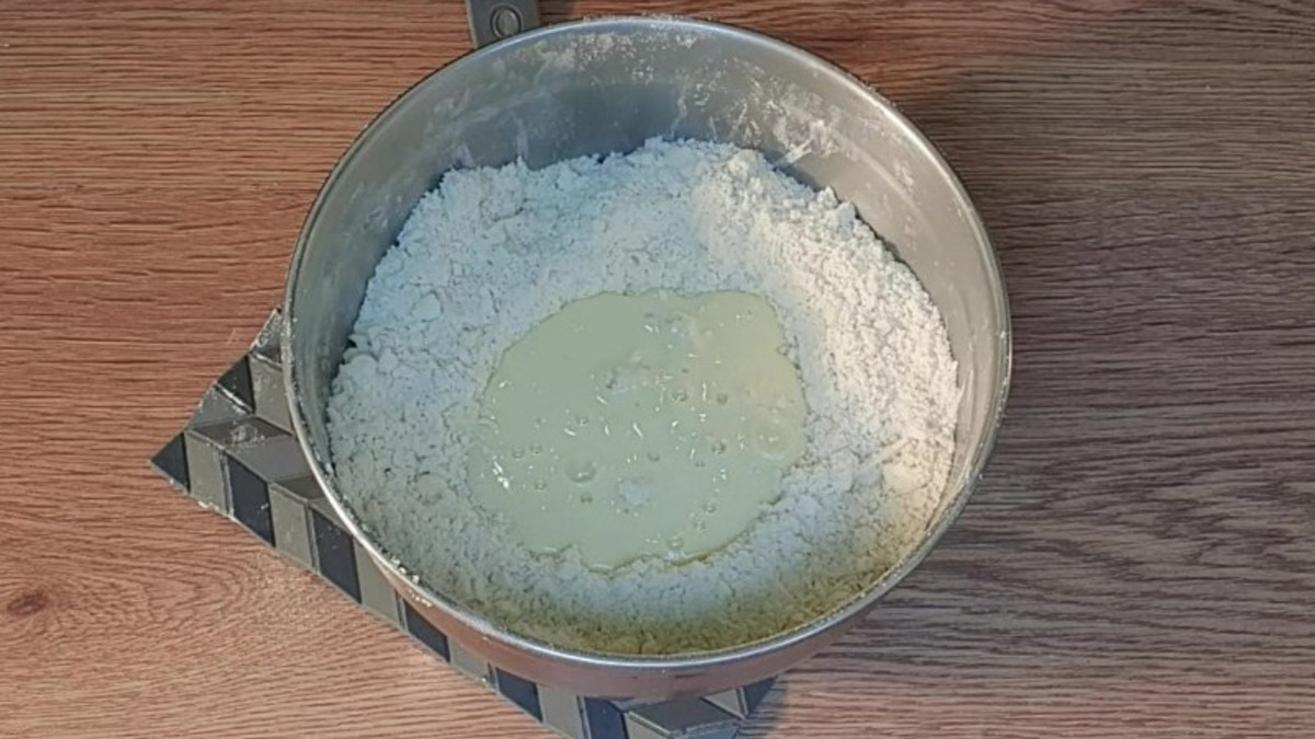 Вливаем в миску кефирную смесь...