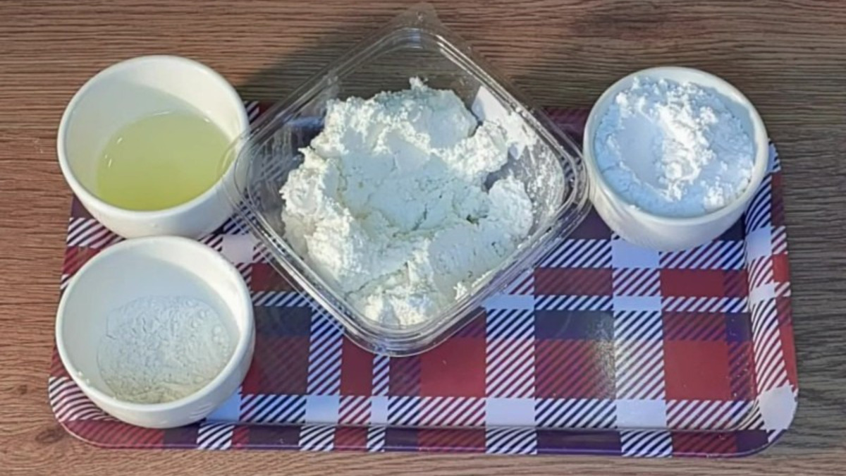 А в это время готовим начинку. Подготовим продукты для начинки. Творог можно протереть через сито.