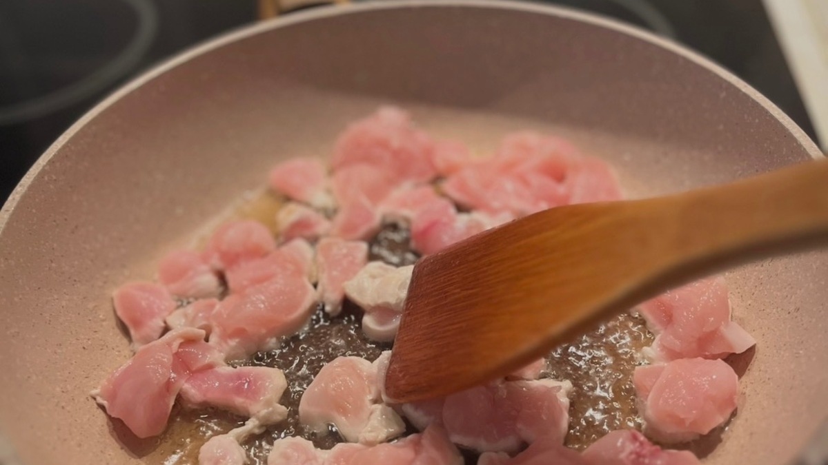 Куриное филе нарежьте небольшими кубиками. На хорошо разогретой сковороде с маслом обжарьте до золотистой корочки 6–8 минут.
