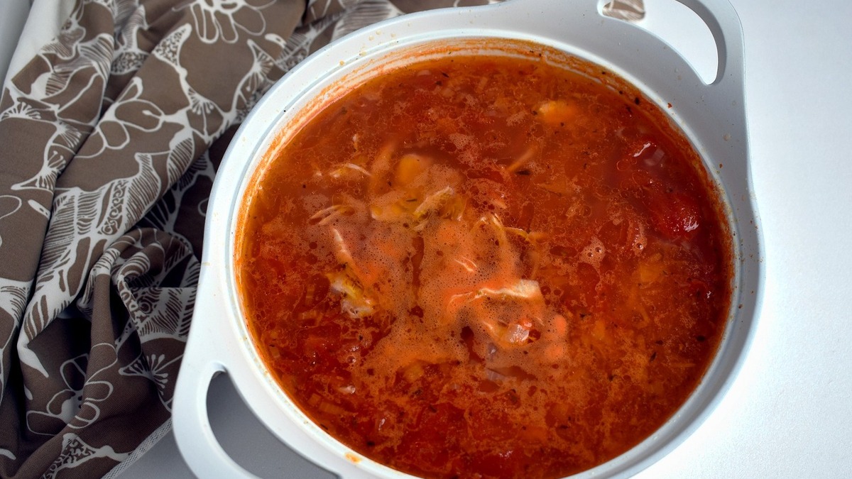 Вливаю кипящий куриный бульон. Количество бульона беру по вкусу. Смотри сами, какая густота супа вам нравится. Разбираю куриное филе на волокна и добавляю в кастрюлю. Даю закипеть и варю 3 - 5 минут.