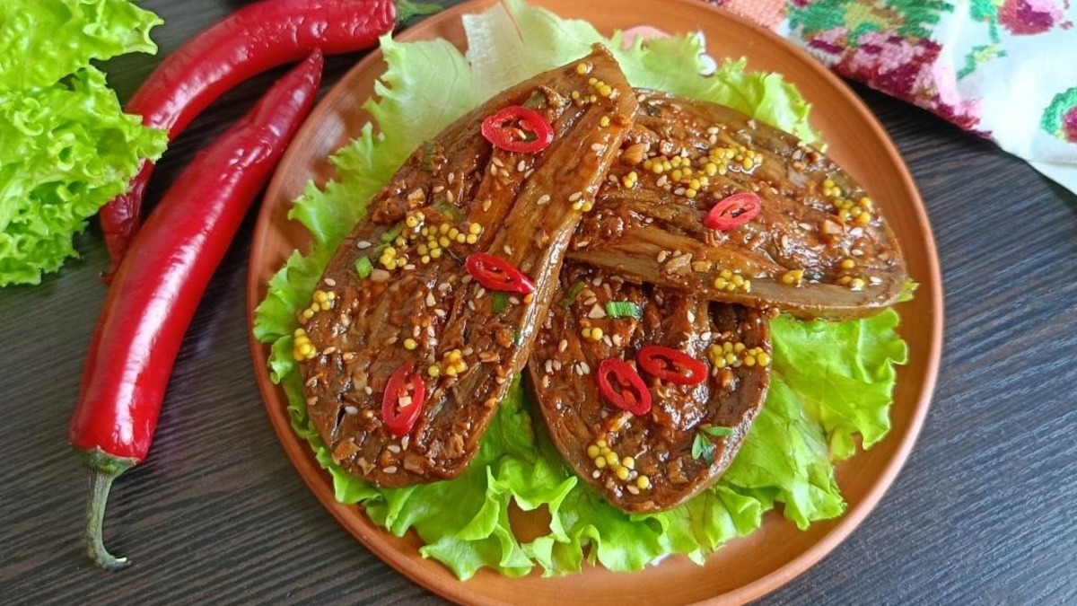 При подаче посыпать кунжутом и нарезанной зеленью. На гарнир можно подать рис.