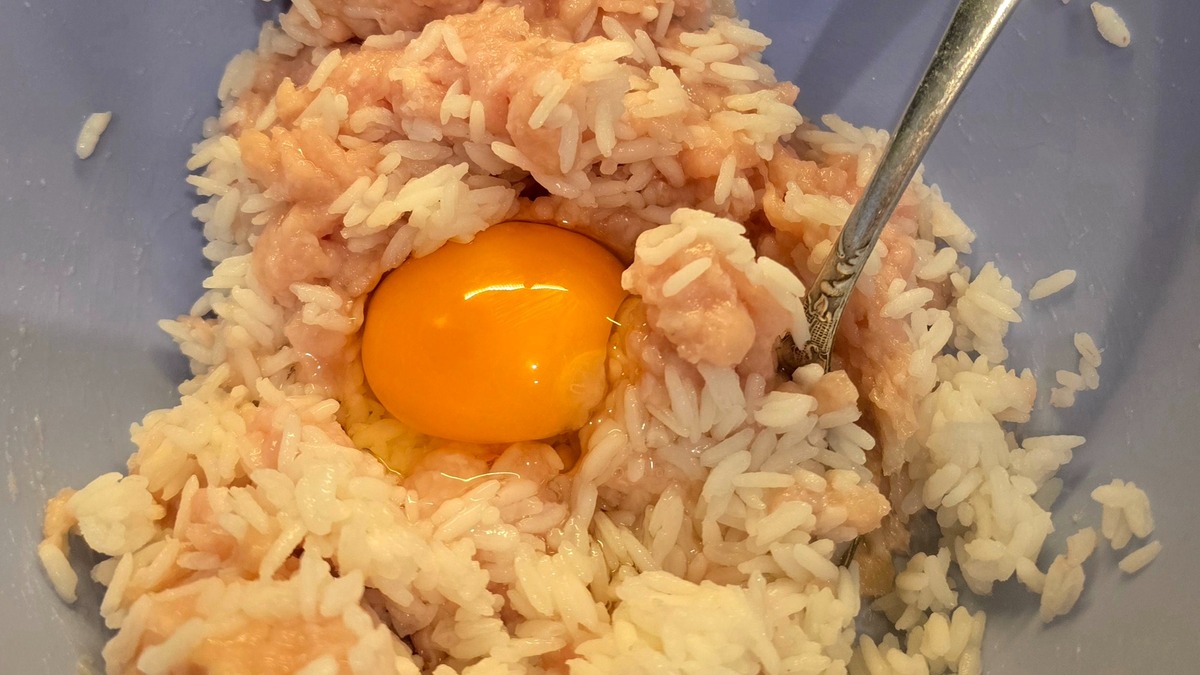 Смешать фарш, рис, яйцо.