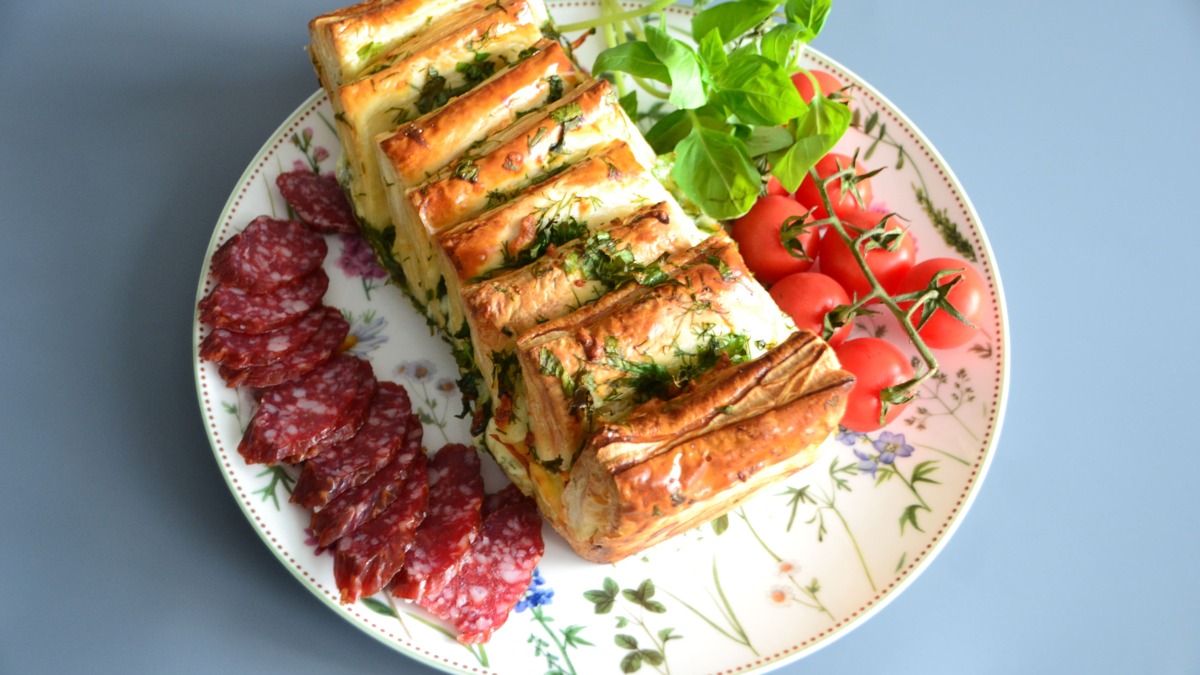 Подавайте закусочный хлеб с зеленью, овощами,с любыми мясными продуктами.