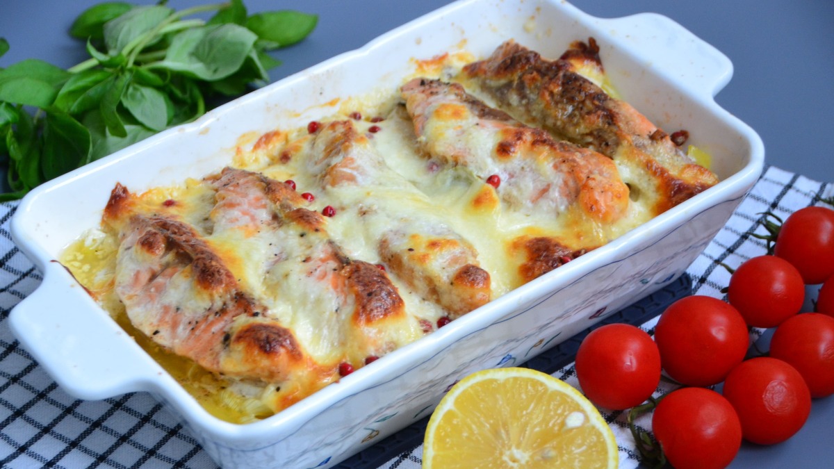 Вкуснейшая форель готова, можно приглашать к столу, уместно подать к этому блюду зелень, овощи, ломтик лимона, чтобы сбрызнуть рыбу на тарелке. Такое блюдо не может не понравится. Готовить можно практически с любой рыбой, которая вам нравится. Приятного аппетита!