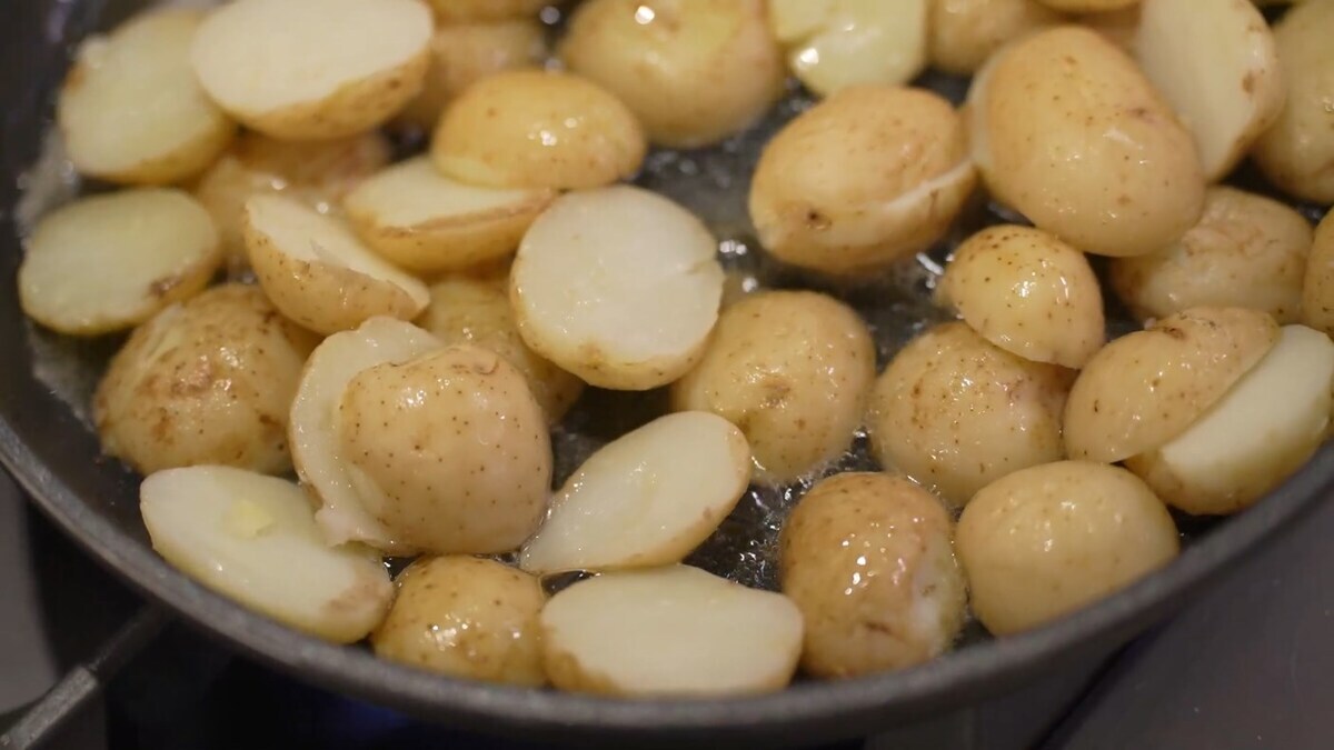 Разогреть в сковороде растительное и сливочное масло и обжаривать картофель до появления золотистой корочки.