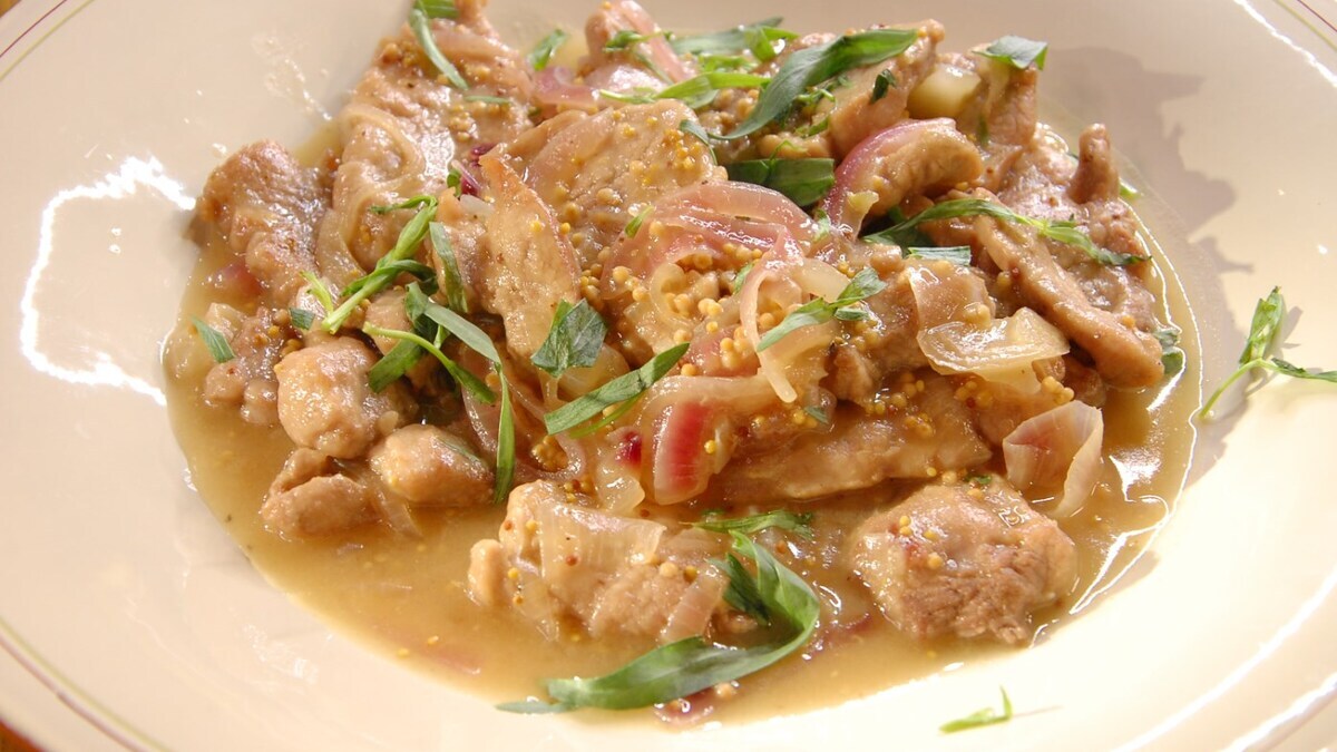Листья тархуна порвать руками и посыпать готовое мясо.