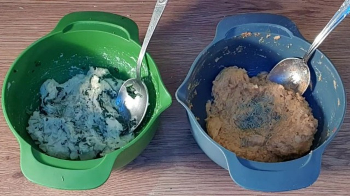 В одну миску добавьте томатную пасту 1 ст. л. и по вкусу специи. Т. к. соломку готовим для закуски, соль можно добавить побольше. Сюда же можно добавить красный сушеный перец 0,5 ч.л. и по вкусу специи.