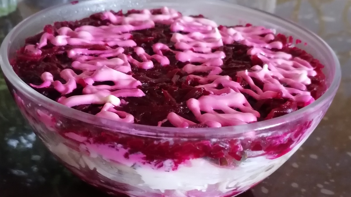 Уложить слоями приготовленные продукты: свёкла, огурцы, лук , мясо, лук, огурцы, свёкла. Каждый слой оформить сеточкой из майонеза. Верхний слой свёклы украсить на усмотрение.