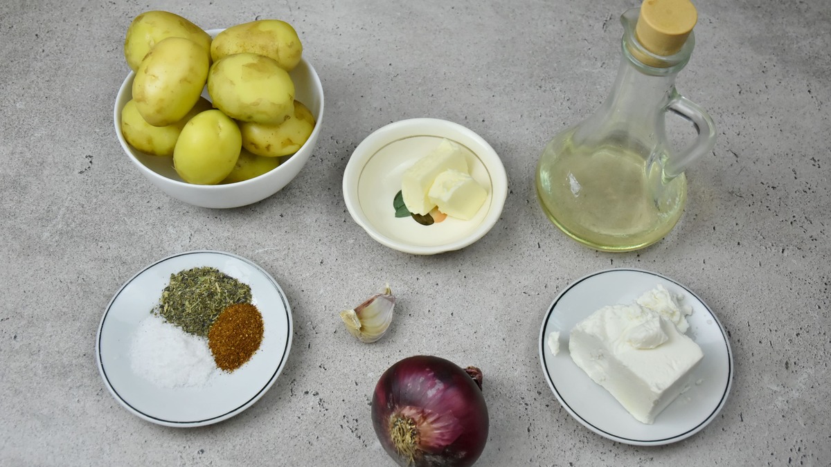 Подготовьте продукты для приготовления картофеля по гречески. Картофель можно взят любого размера. Если картофель слишком крупный, нарежьте его на шайбы. Мелкий картофель можно готовить целиком.