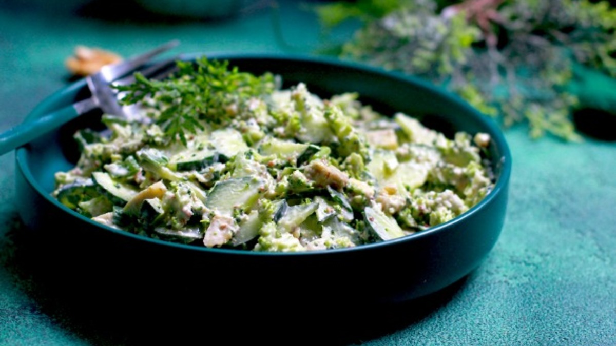 Добавьте любые другие ингредиенты по вашему вкусу – горошек, фету, вареные яйца – и подавайте.
