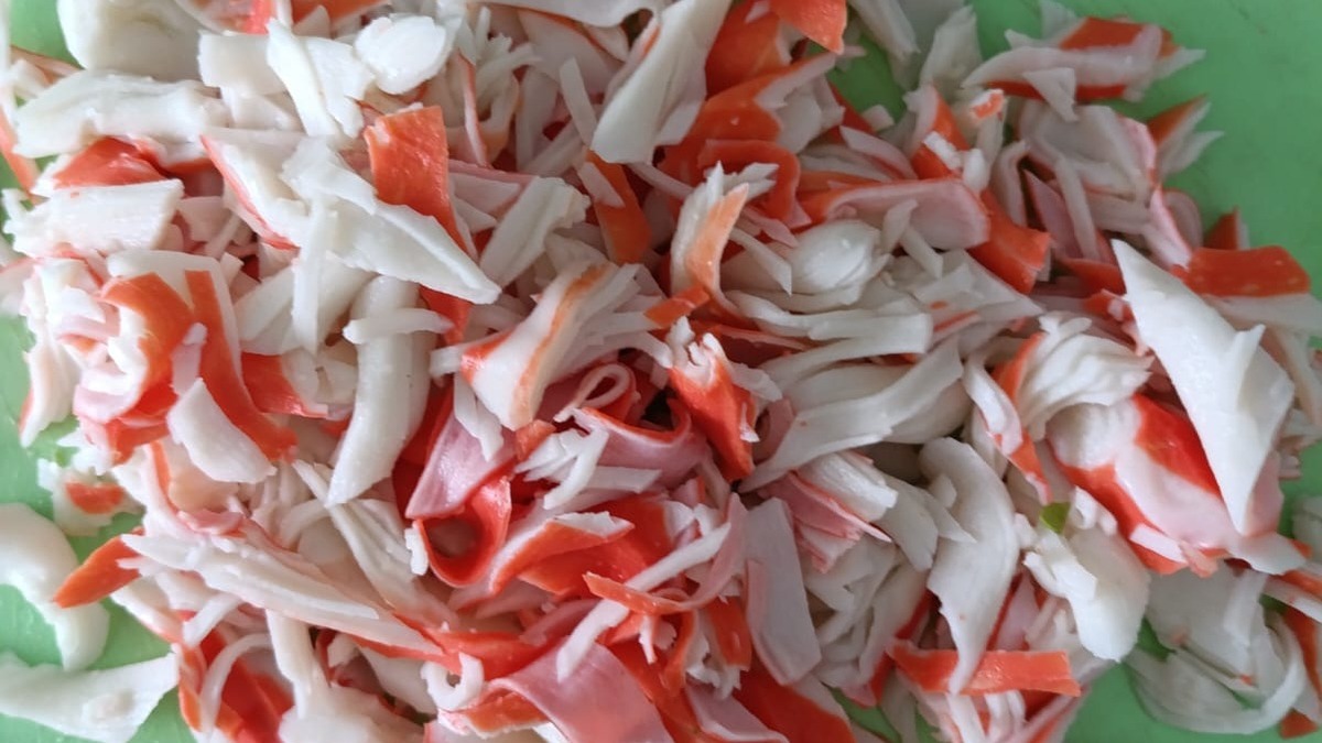 Крабовое мясо разделить на волокна