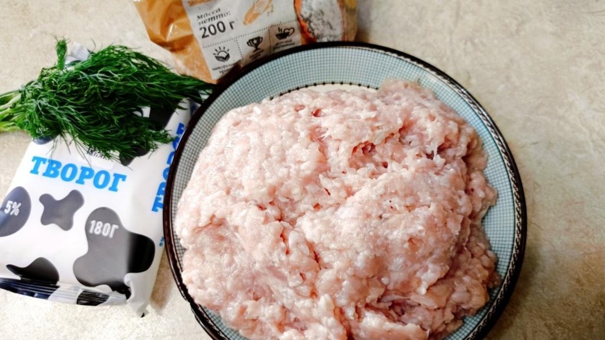 Приготовить куриный фарш. Творог у меня пастообразный, 5% жирности, но подойдёт любой.