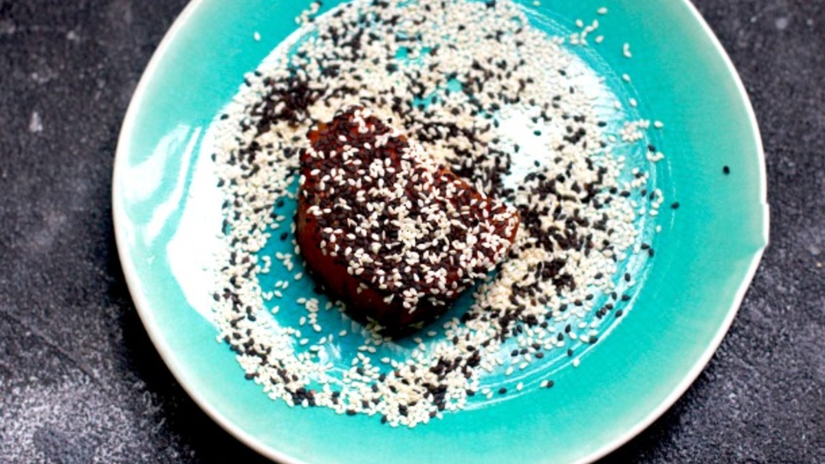 Приправьте верх-низ стейков солью и перцем. Затем аккуратно вдавите семена кунжута в поверхность рыбы, чтобы они лучше прилипли.
