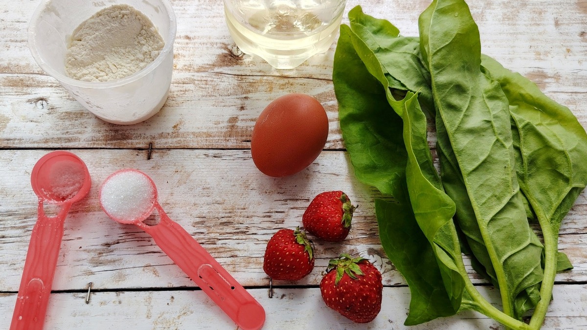 Подготовьте продукты по списку. В зимнее время также можно экспериментировать с выпечкой с щавелем и клубникой, используя замороженные ягоды и зелень, но из свежих даров, бесспорно, получится вкуснее.