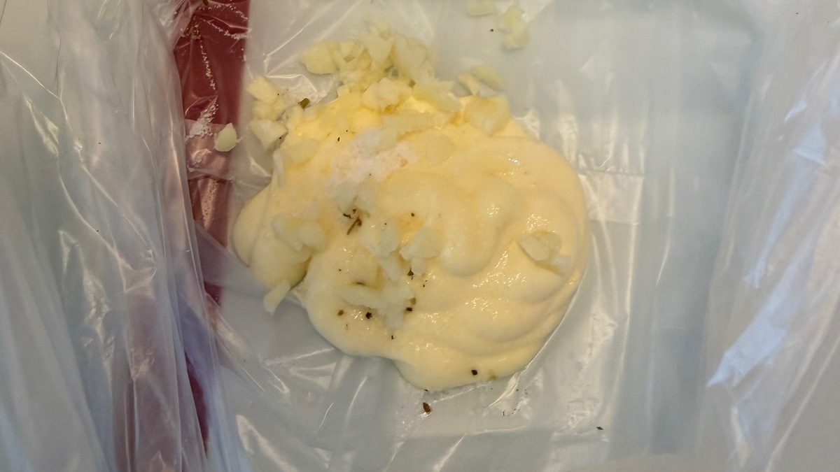 Подготавливаем маринад 70 г майонеза Два зубчика чеснока Специи по вкусу, я добавляла соль ,чёрный молотый перец, сушеный чеснок и немного приправ мяса.