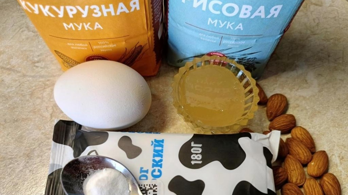 Подготовить ингредиенты для печенья. Смешать кукурузную и рисовую муку с разрыхлителем. Если творог крупинками, то его измельчить блендером до однородного состояния.