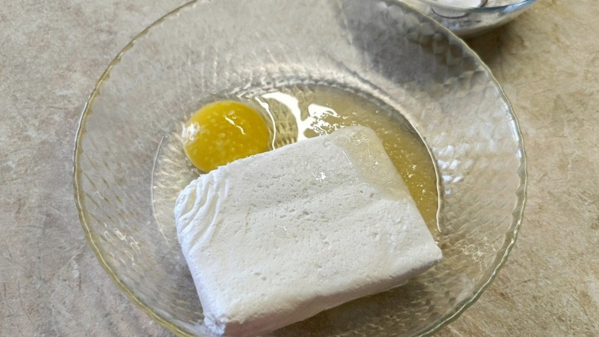 Смешать творог я яйцом и медом.