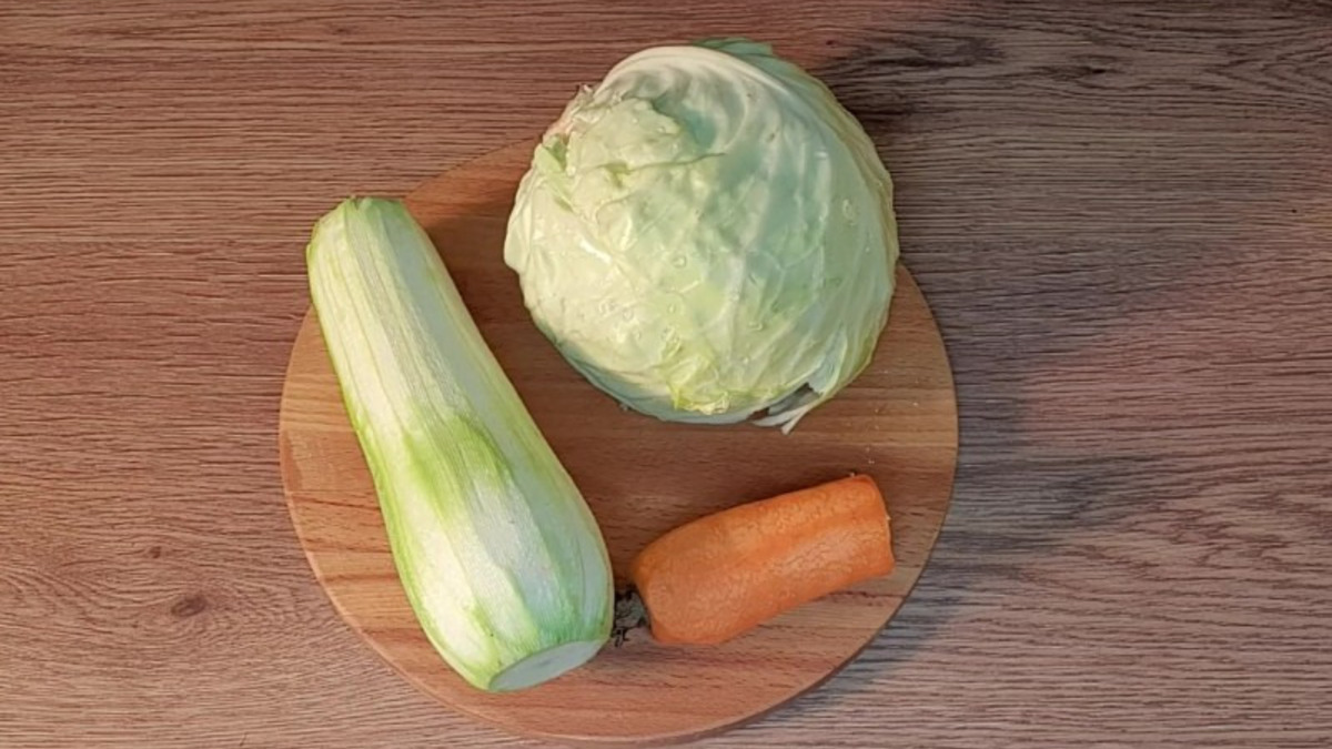 Овощи очищаем и нарезаем: кабачок кружочками, капуста кубиком.