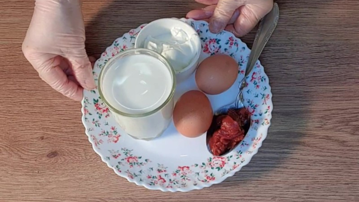 Приготовим молочный соус. Вбиваем в миску куриные яйца (2 шт).