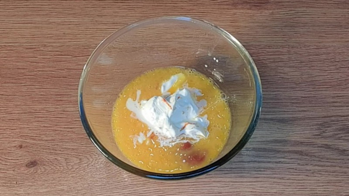 Всыпаем по вкусу специи. Добавляем томатную пасту (1 ст.л.), сметану (2 ст.л.) и перемешиваем.
