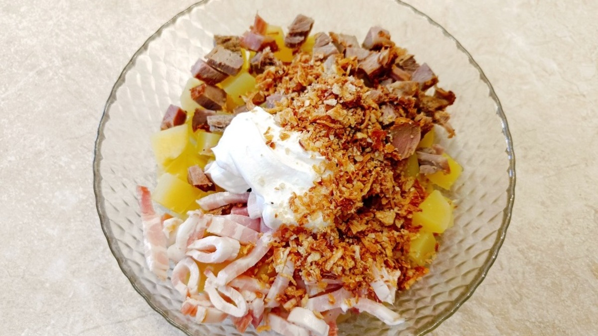 Пока варится картофель, нарезать бекон и копченую курицу. Можно любое готовое мясо. Добавить обжаренный лук, сметану.