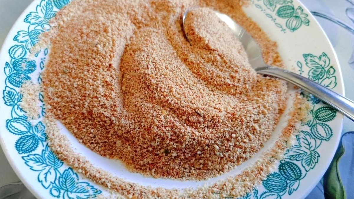 Приготовить панировку, смешав вкусные панировочные сухари, крахмал, паприку, прованские травы, чеснок. Со специями можно поэкспериментировать.
