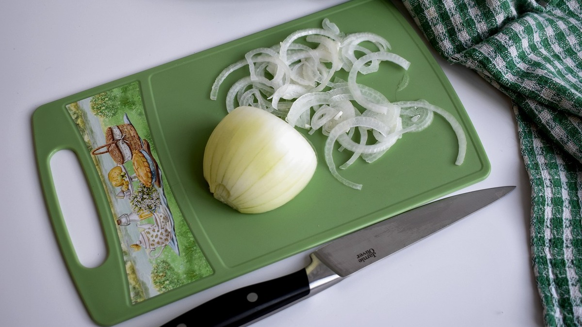 Репчатый лук нарезаю тоненькими полукольцами.