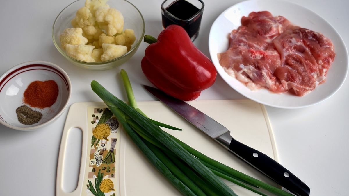 Все необходимые продукты. Ставлю на огонь кастрюлю с небольшим количеством воды. В кипящую подсоленную воду опускаю соцветия цветной капусты.