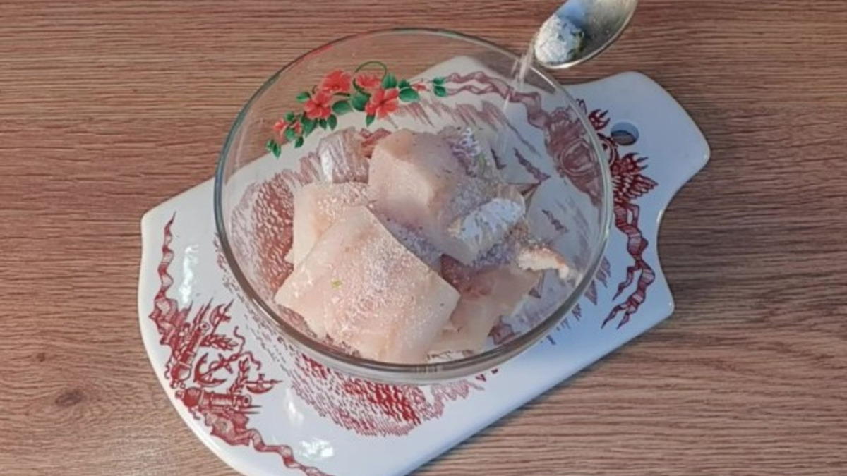 Нарезать порционными кусочками, посыпать специями и приправой.