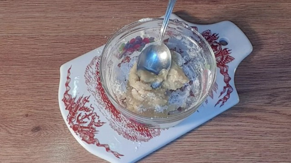 В миске смешиваем муку 3 ст.л. и соль (по вкусу) с 2 ст.л. растительного масла.