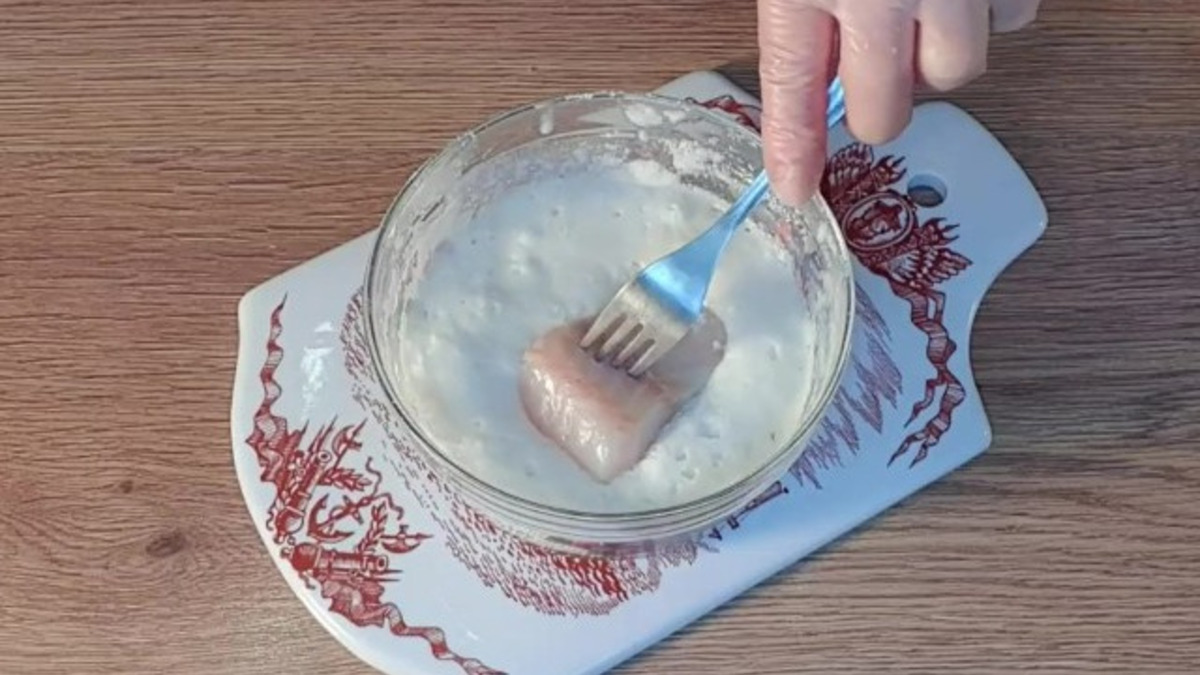 Кусочки рыбы макаем в тесто ….