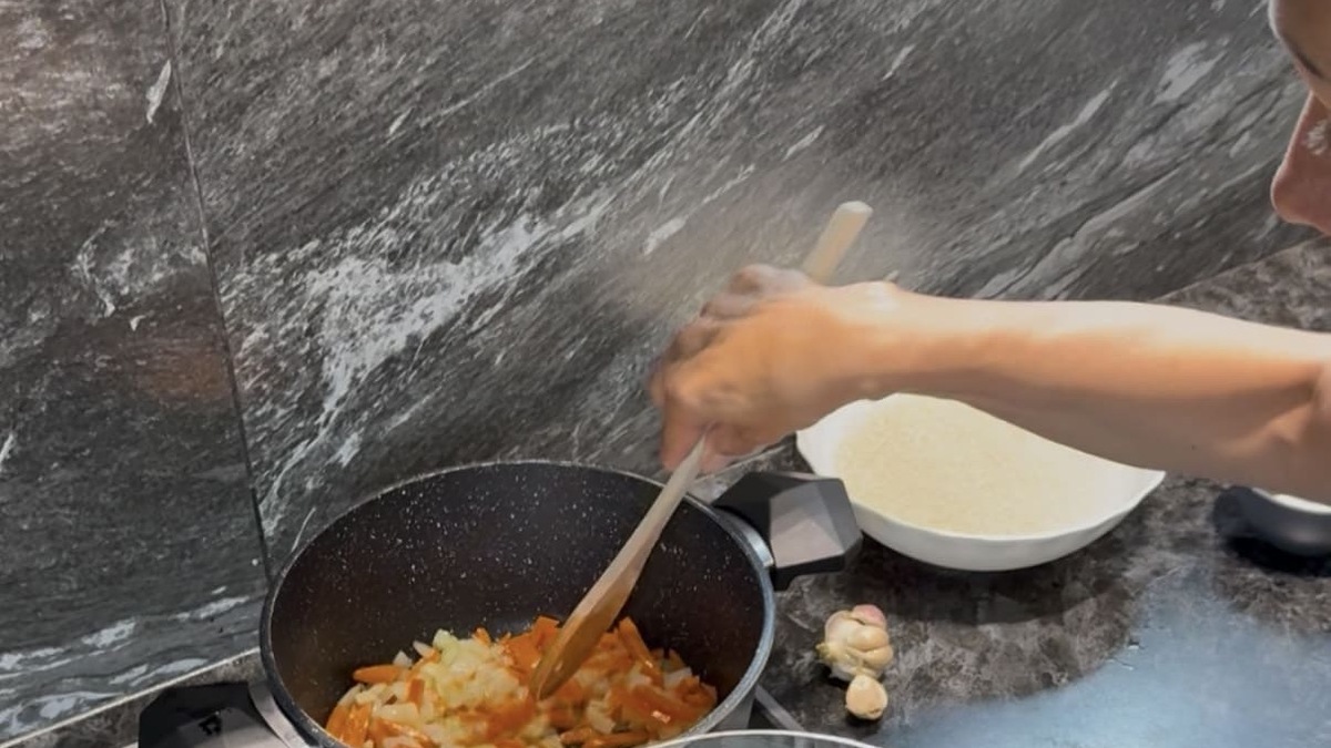 - В казан опускаем мясо и обжариваем с овощами еще 5 минут на самой высокой температуре под крышкой
