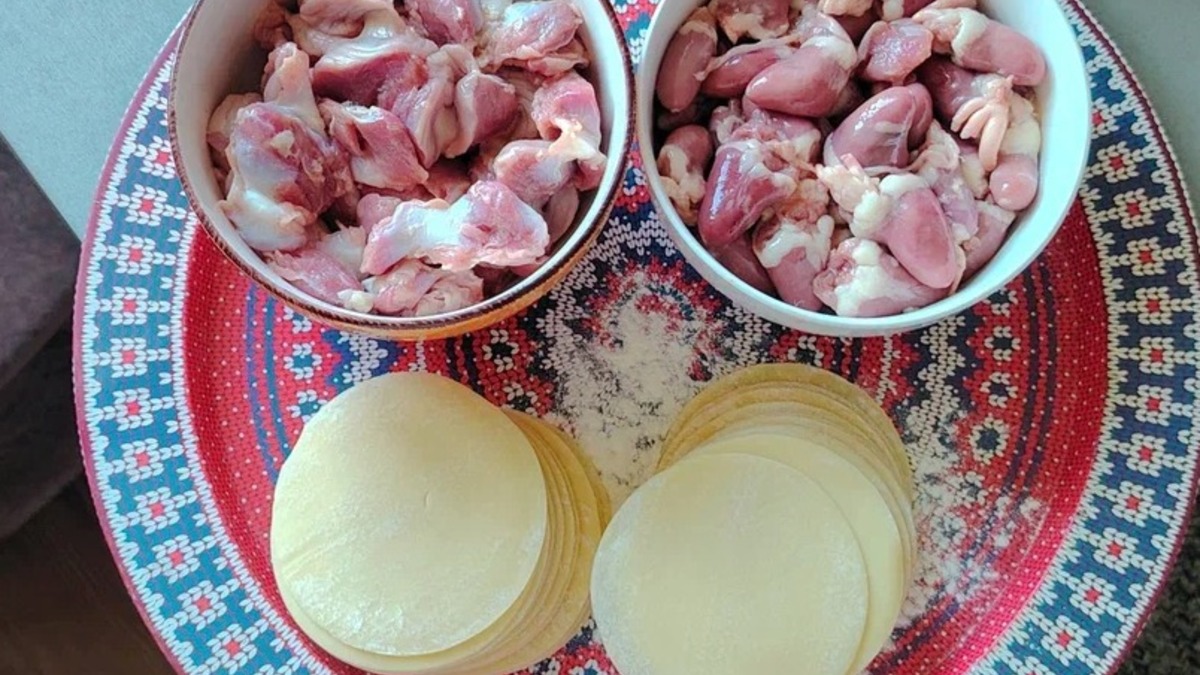 Субпродукты тщательно промыть. Удалить все пленки и другие ненужные части. Отварить сердечки и желудочки. Важно не пересушить начинку, при варке пельменей она дойдет до идеального состояния. Берем готовое тесто для мантов и вареником (продается практически в любом магазине).