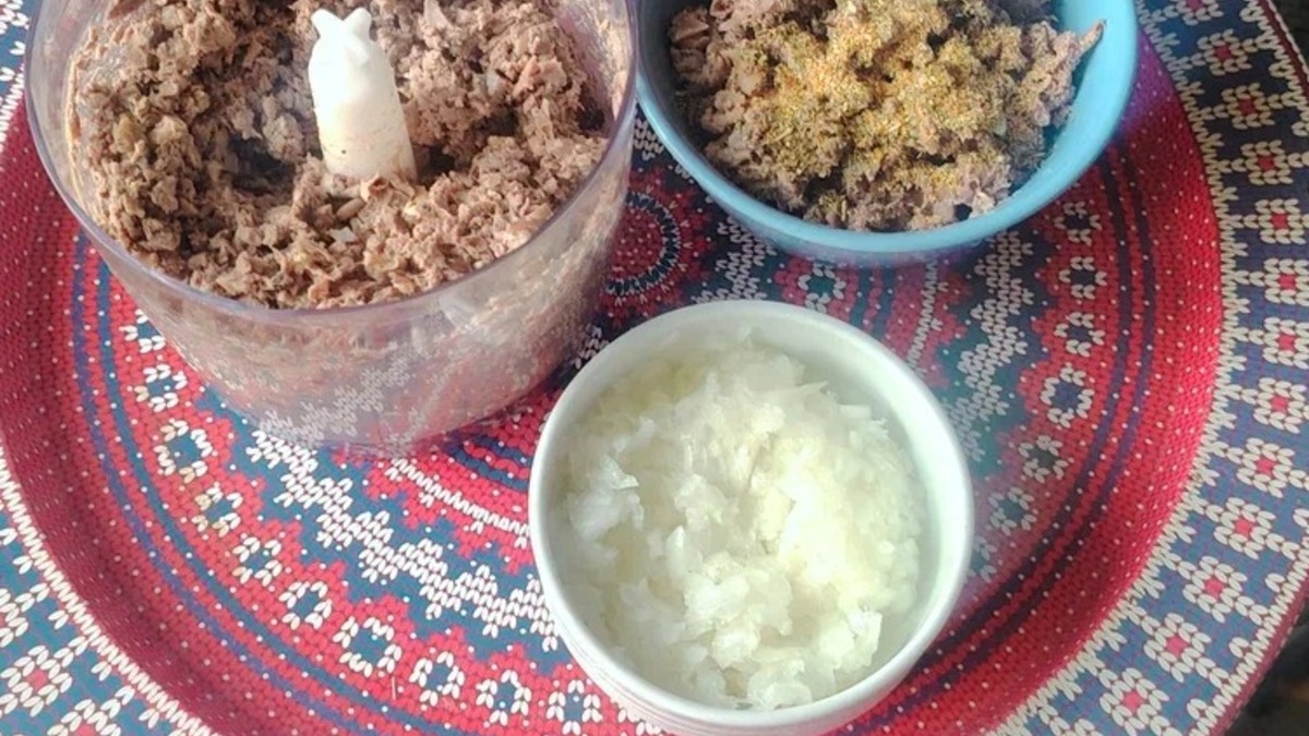 Измельчить отварные субпродукты в блендере. Добавить измельченный лук, соль и специи по вкусу. Все перемешать.