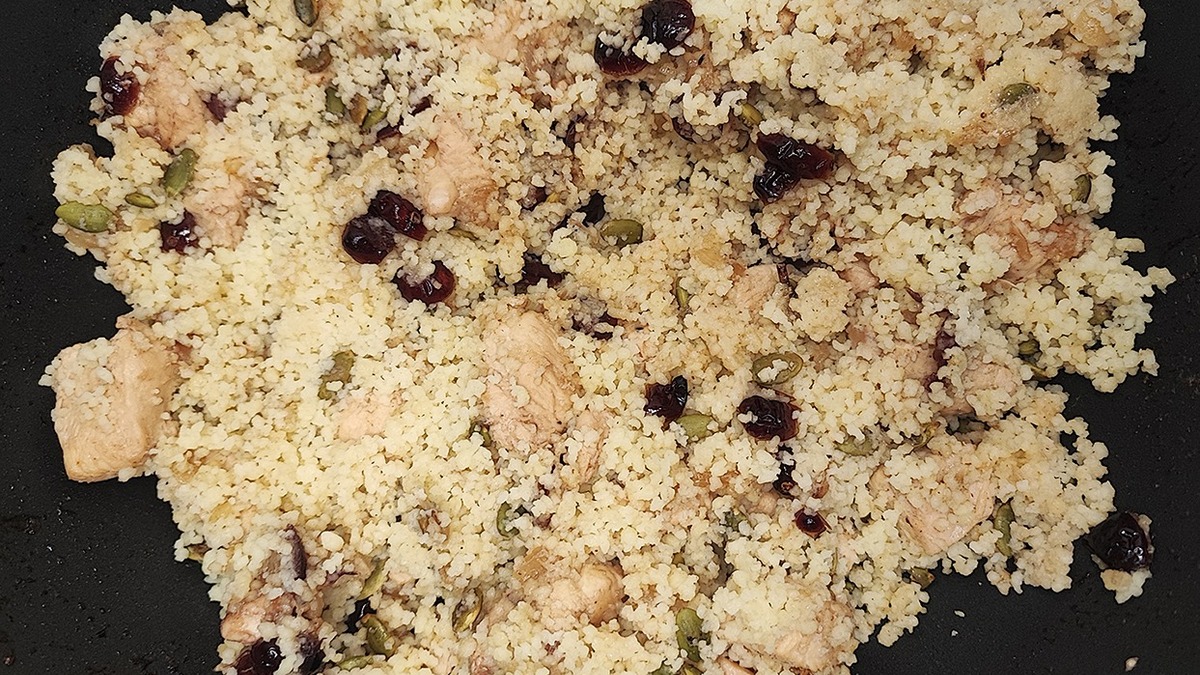 Выложите готовый кускус и семечки в сковороду к индейке. Можно добавить петрушку или шпинат, но мне нравится посыпать блюдо свежей зеленью. Тщательно перемешайте все ингредиенты, прогрейте вместе буквально еще одну минуту.