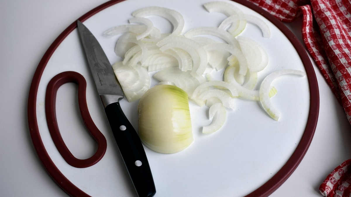 Репчатый лук нарезаю тоненькими полукольцами.