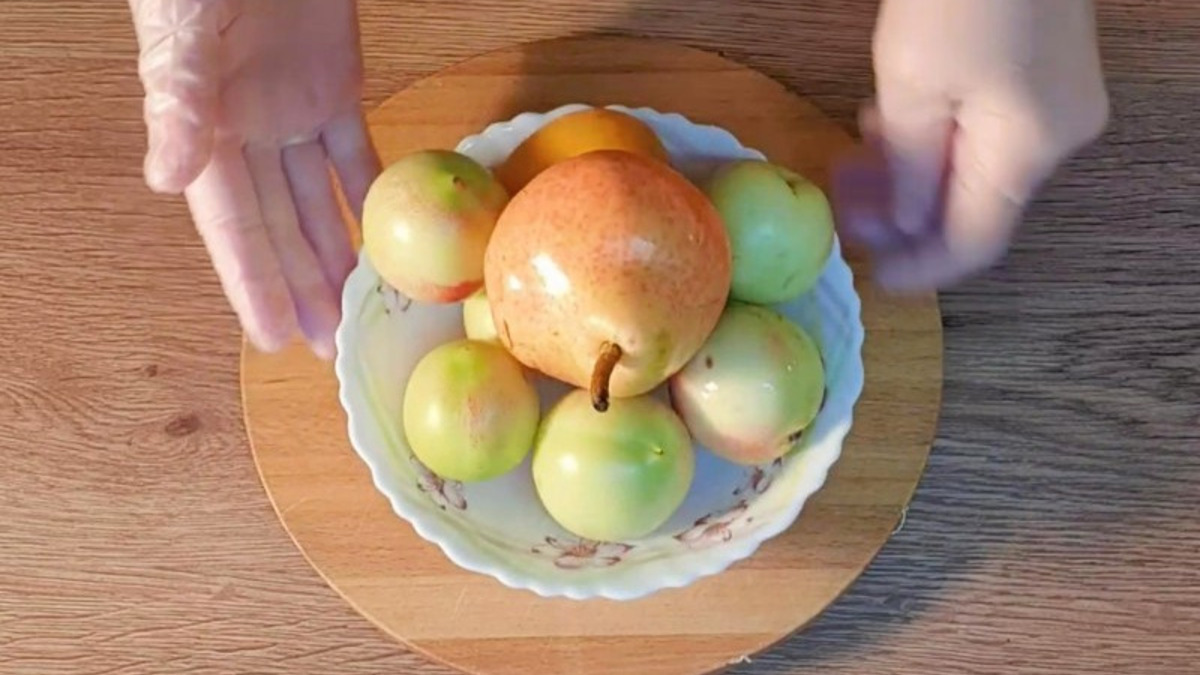 Удалите из нектаринов косточки.