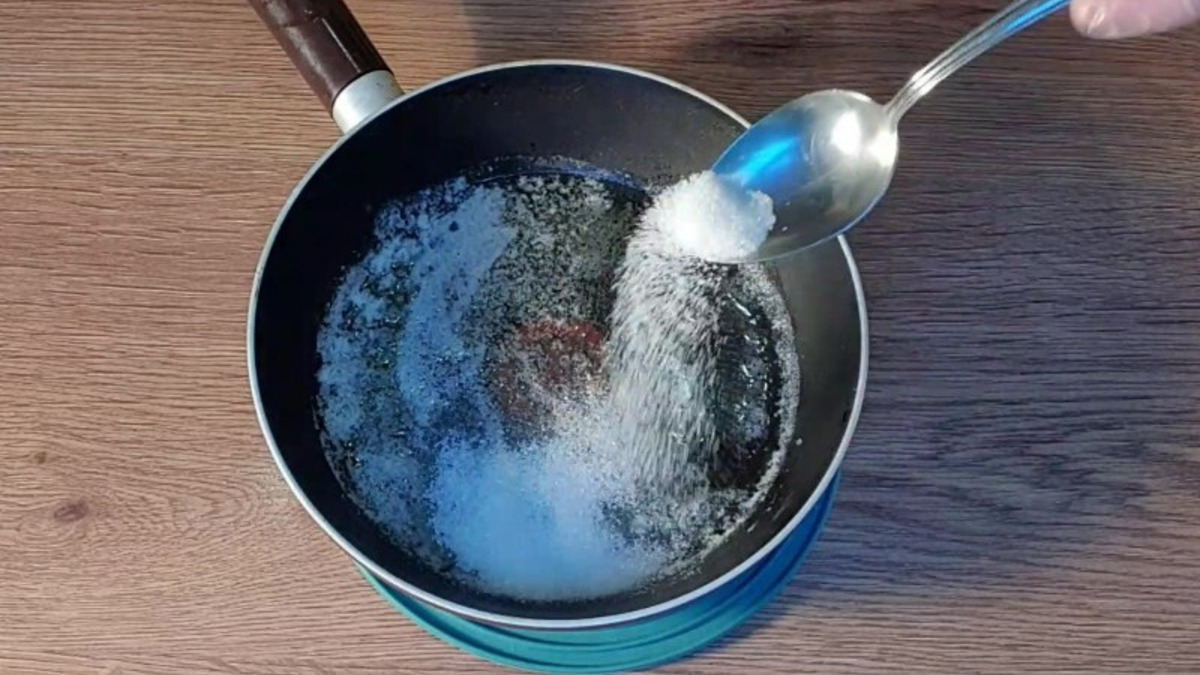 Всыпьте сахар 2 столовые ложки.